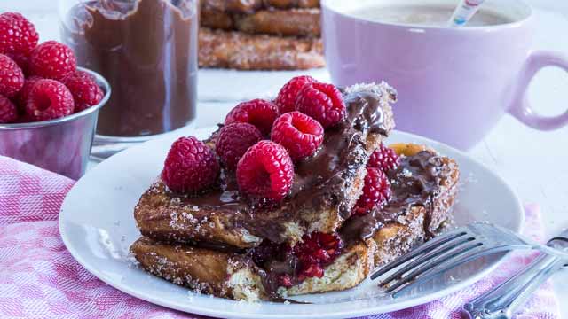 Nutella mit Früchten auf Toast