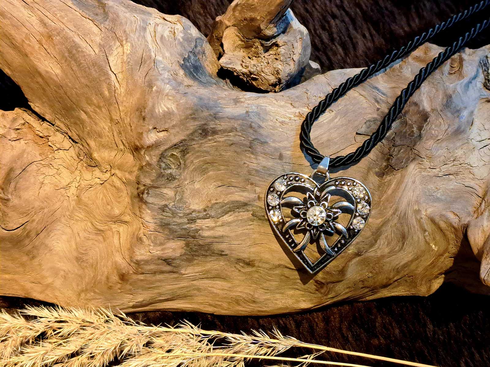 Herzförmige-Edelweiß-Kette