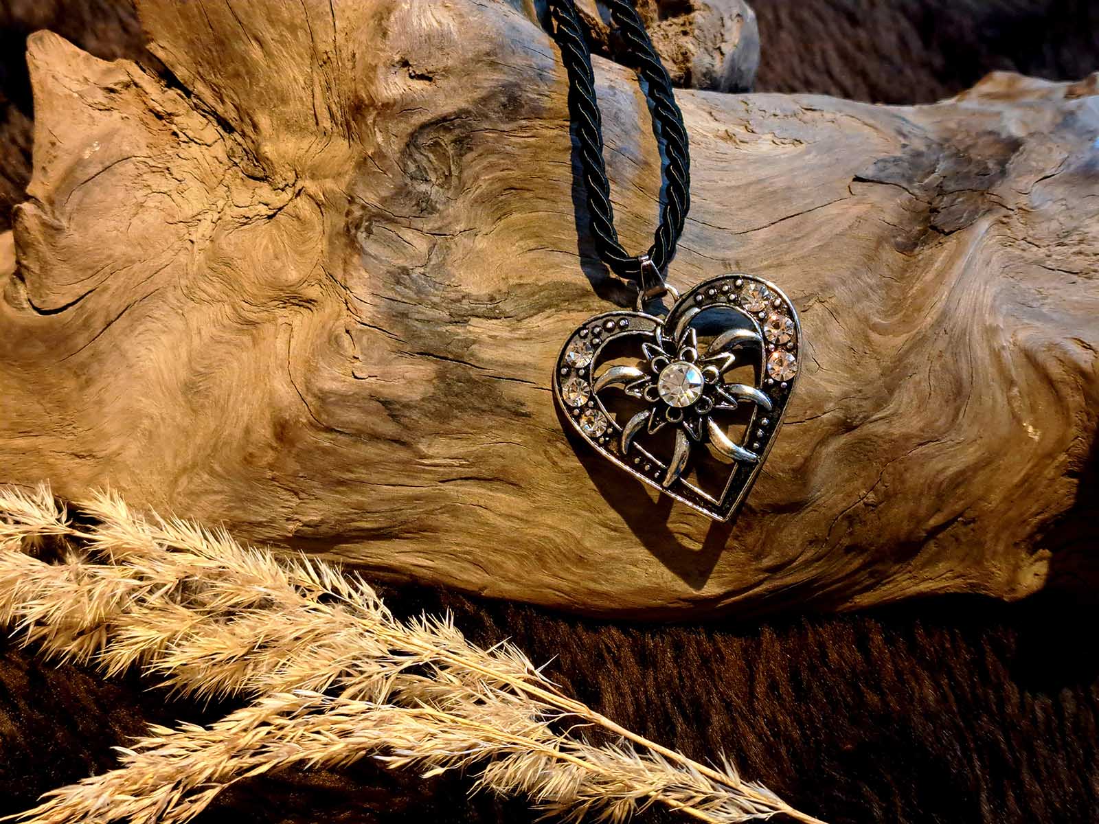 Herzförmige-Edelweiß-Kette-Image Herzförmige-Edelweiß-Kette-Image