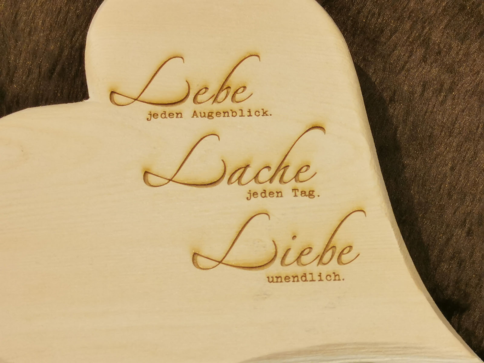 Zirbenherz-Lebe-Lache-Liebe-Detail